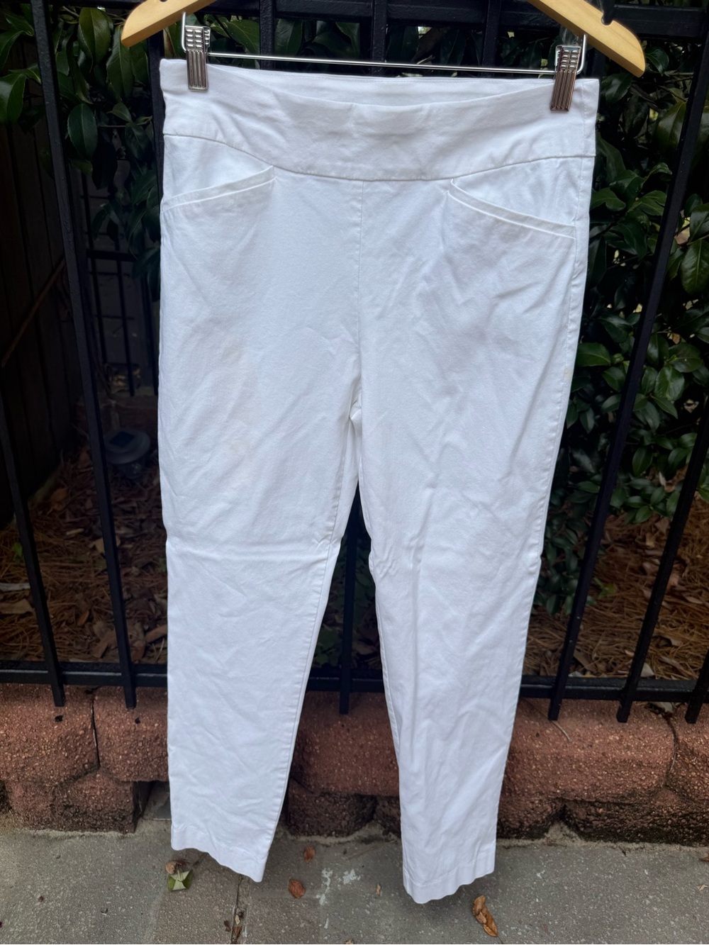 Chico’s Perfect Stretch White Pants Size 0.5 Short